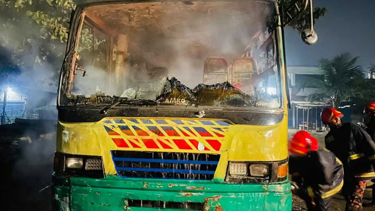 অবরোধের ২৭ ঘণ্টায় ১৩ যানবাহনে আগুন