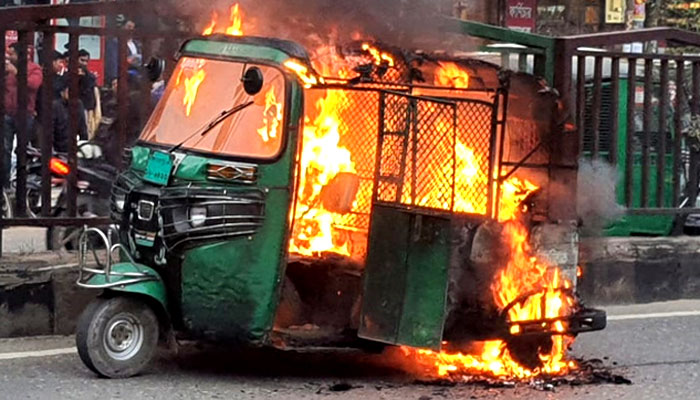 যমুনা ফিউচার পার্কের সামনে অটোরিকশায় আগুন