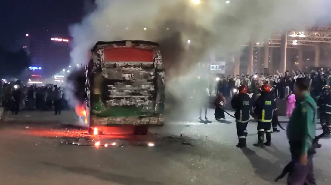 আগারগাঁওয়ে ভূঁইয়া পরিবহনের বাসে আগুন