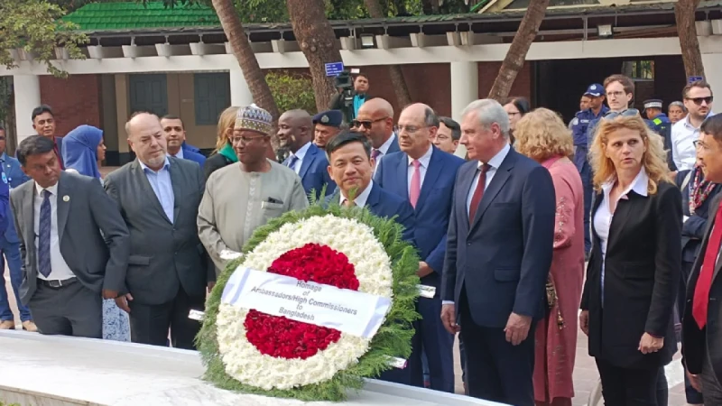 বঙ্গবন্ধুর সমাধিতে ১৪ দেশের রাষ্ট্রদূতের শ্রদ্ধা