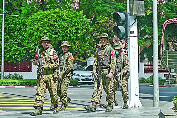 হামলায় দিশাহারা মিয়ানমার সেনা তরুণ-তরুণীদের আর্মিতে যোগ দেওয়ার নিয়ম জারি, তুমব্রু সীমান্তে থেমে থেমে গুলি, বালুখালী সীমান্তে তিন লাশ