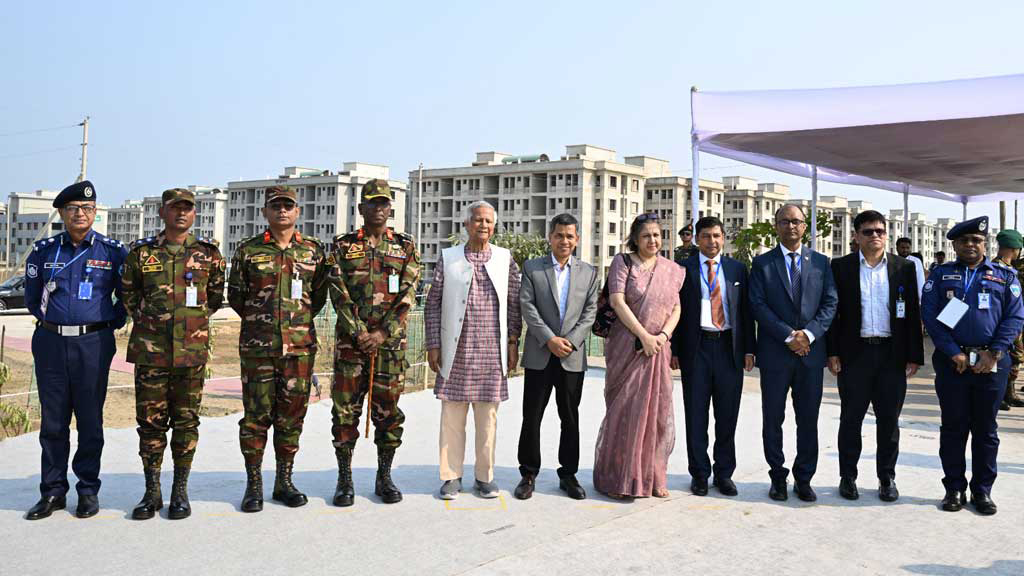 জাতীয় জলবায়ু উদ্বাস্তু পুনর্বাসন প্রকল্প দেখতে খুরুশকুলে প্রধান উপদেষ্টা