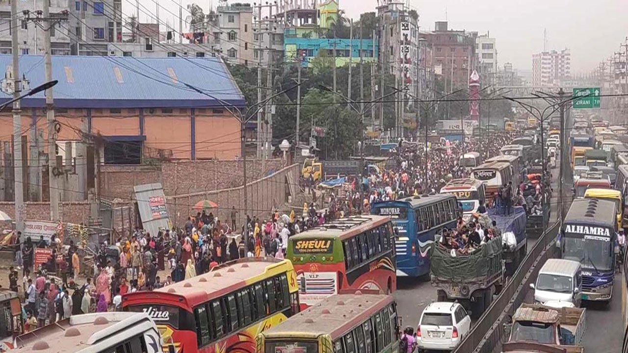 ঈদে সড়কপথে ঢাকা ছাড়তে পারে ১ কোটির বেশি মানুষ এই বিপুলসংখ্যক মানুষের ৬০ শতাংশ যাবে সড়কপথে। বাকি ৪০ শতাংশ নৌ ও রেলপথে যাবে। এই হিসেবে, এবার সড়কপথে ঈদযাত্রী সংখ্যা মোট এক কোটি তিন লাখ ৬২ হাজার।