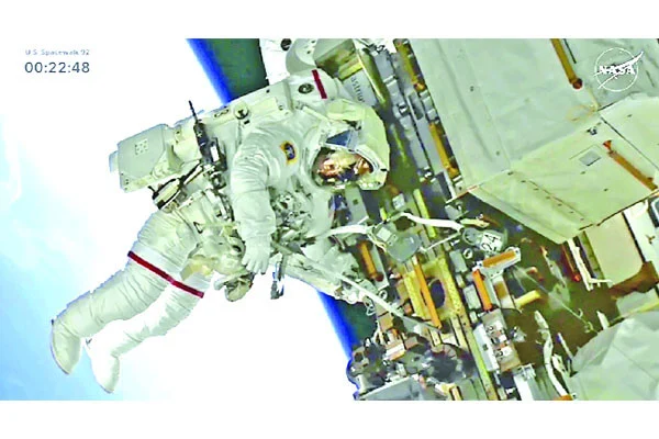 মহাকাশ যাত্রার অবিস্মরণীয় গল্প সুনীতারা গত জুন মাসে মহাকাশের উদ্দেশে পাড়ি দেন। তাদের মিশনের সময়কাল ছিল মাত্র আট দিন। কিন্তু আকস্মিক তাদের বাহন বোয়িং স্টারলাইনার ক্যাপসুলে ত্রুটি দেখা দেওয়ায় বিপাকে পড়েন তারা। তারপর থেকে তাদের ঠিকানা- আন্তর্জাতিক মহাকাশ স্টেশন (আইএসএস)। অবশেষে তারা পৃথিবীতে ফিরলেন