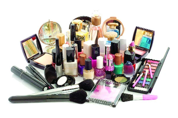 রূপের ফাঁদে সর্বনাশ ♦ চটকদার বিজ্ঞাপনে বিক্রি হচ্ছে বিদেশি প্রসাধনী ♦ বিক্রি হচ্ছে বিএসটিআইর নিষিদ্ধ ক্রিম ♦ ব্যবহারে বাড়ছে স্বাস্থ্যঝুঁকি