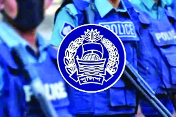 নানা সংকটে পুলিশ ♦ কোথাও হামলার শিকার, কোথাও পড়ছে বাধার মুখে ♦ ঘেরাও করে আসামি ছিনিয়ে নেওয়ার ঘটনাও ঘটছে ♦ কোনো কোনো থানায় হচ্ছে ভাঙচুর