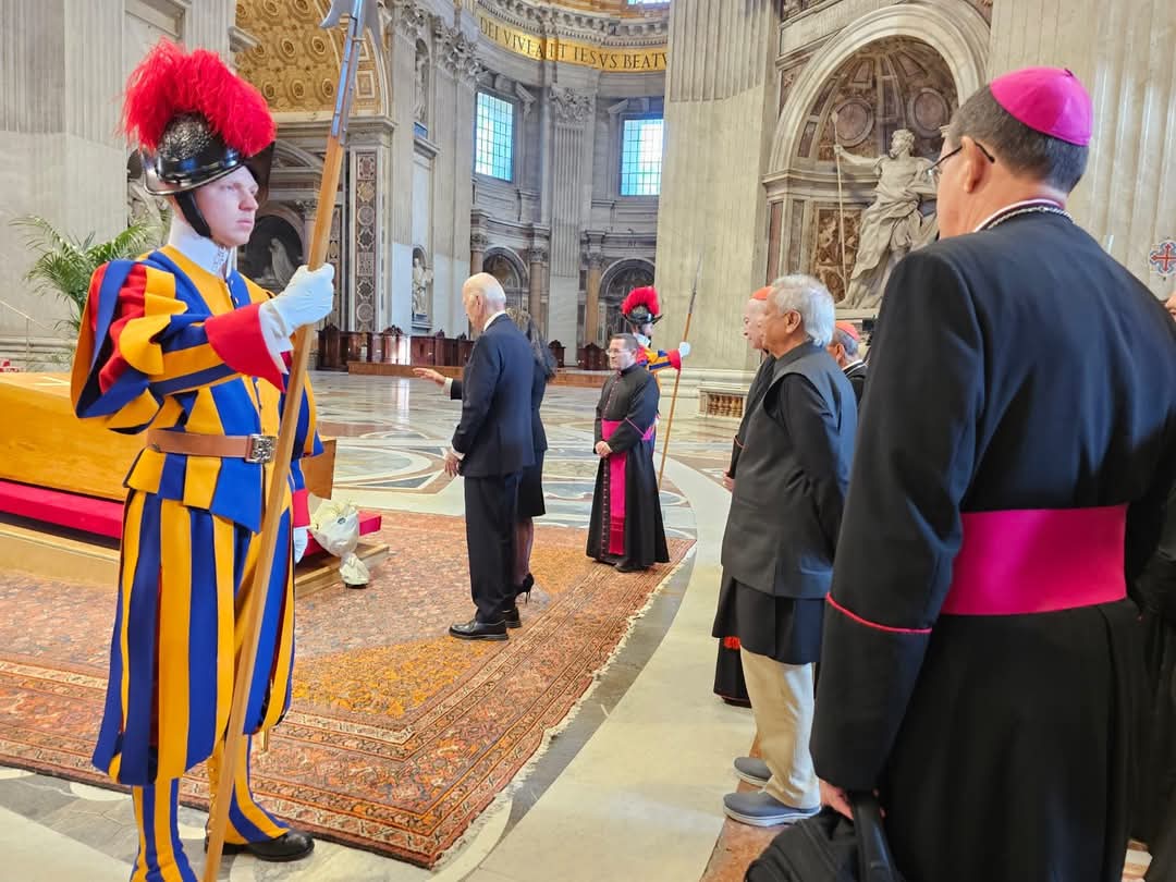 Prof Yunus pays last tribute to Pope Francis, joins funeral