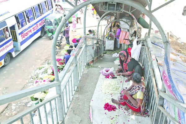 অরক্ষিত রাজধানীর ফুটওভার ব্রিজ