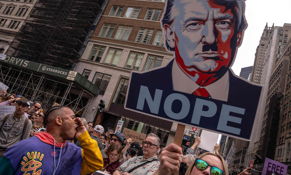 ট্রাম্পবিরোধী বিক্ষোভে উত্তাল যুক্তরাষ্ট্র