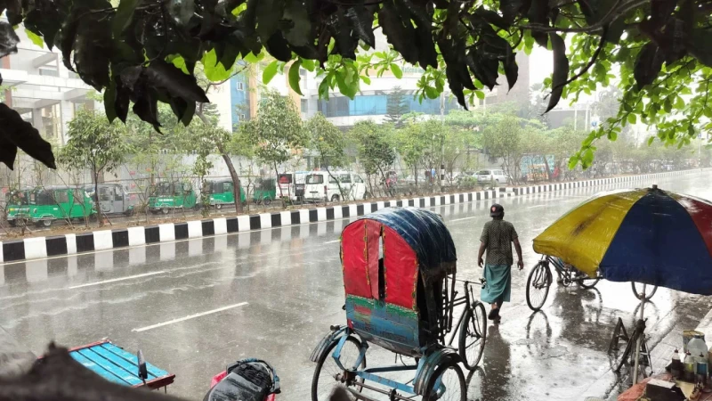 বৃষ্টিতে ঢাকার বায়ুমানের উন্নতি, দূষণের শীর্ষে দিল্লি