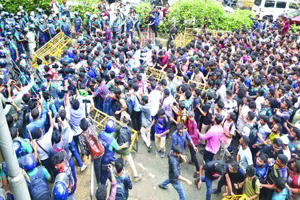 রাজধানীজুড়ে বিক্ষোভ অবরোধ রণক্ষেত্রে পরিণত কাকরাইল তিন দফা দাবিতে জবি শিক্ষক শিক্ষার্থীদের লংমার্চ, পুলিশের লাঠিপেটায় ছত্রভঙ্গ, আহত শতাধিক অনির্দিষ্টকালের জন্য বন্ধ বিশ্ববিদ্যালয়। সমস্যা সমাধানে আলোচনা : মাহফুজ