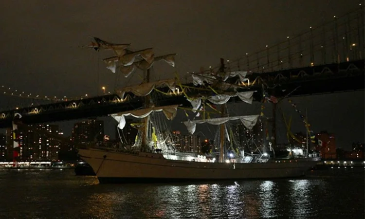 Mexican Navy says 22 wounded after ship crashes into Brooklyn Bridge