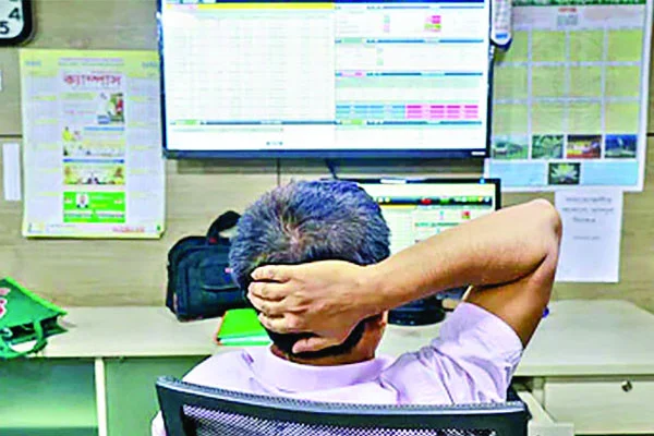 হতাশ বিনিয়োগকারীরা তলানিতে শেয়ারবাজার