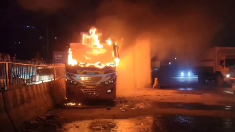 মধ্যরাতে আশুলিয়ায় দাঁড়িয়ে থাকা বাসে আগুন