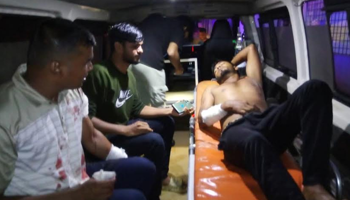 মৌলভীবাজারের লাউয়াছড়া সড়কে গাছ ফেলে ডাকাতি, আহত ২০