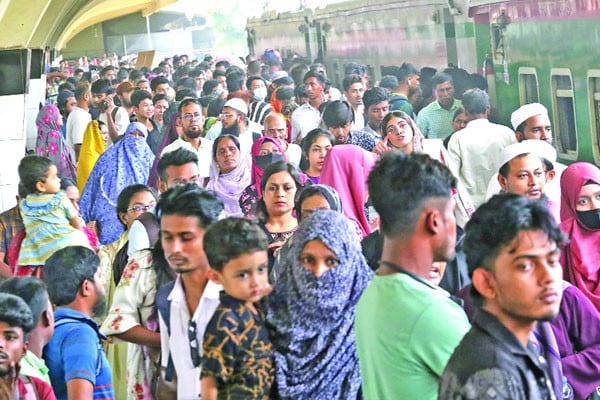 সড়কে দীর্ঘ জট, রেলে বিলম্ব ঈদযাত্রার শুরুতেই ভোগান্তি