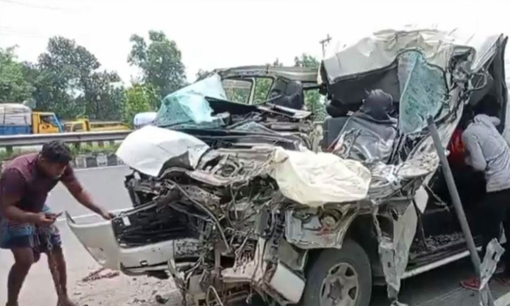 টাঙ্গাইলের মহাসড়কে ঝরলো বাবা ও দুই ছেলের প্রাণ