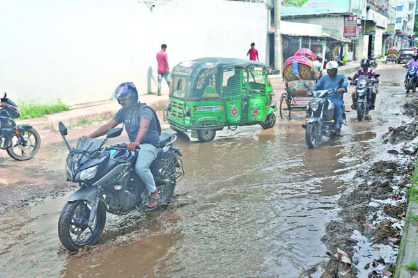 খানাখন্দে বেহাল সড়ক