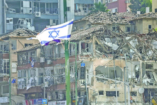 ভূমধ্যসাগরে রণতরি, দুই সপ্তাহ সময় দিলেন ট্রাম্প ধ্বংসযজ্ঞ তেল আবিব তেহরানে