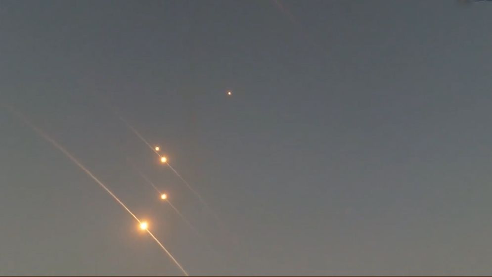 ইসরাইলে ‘মিসাইল স্যালভো’ ছুড়েছে ইরান, কী এটি