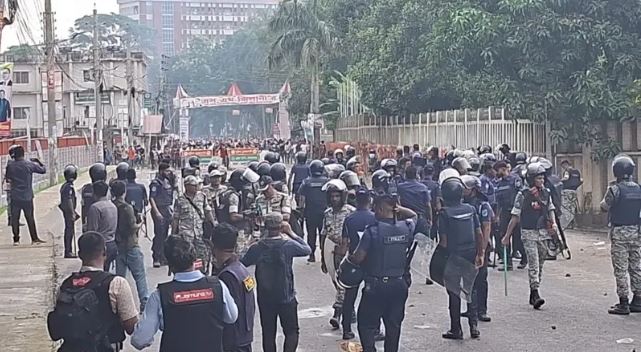 গোপালগঞ্জে কারফিউ জারি আজ বুধবার রাত ৮টা থেকে পরবর্তী দিন (বৃহস্পতিবার) সন্ধ্যা ৬টা পর্যন্ত কারফিউ জারি করা হয়েছে।