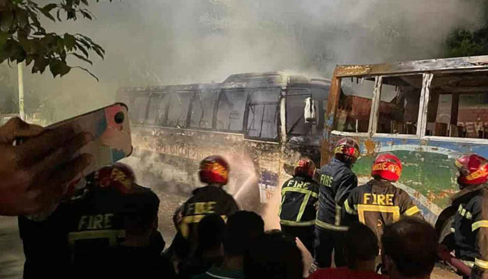 পল্লবীতে বাসে আগুন দিল দুর্বৃত্তরা