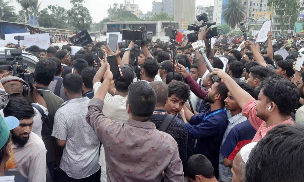 ছয় দাবিতে মাইলস্টোনের শিক্ষার্থীদের বিক্ষোভ