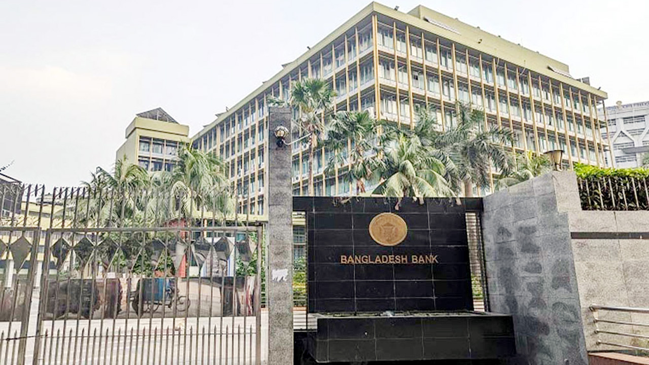 ৫ ইসলামী ব্যাংক এক করার প্রক্রিয়া শুরু এ জন্য বাংলদেশ ব্যাংক থেকে ব্যাংক রেজুলিউশন বিভাগ নামক একটি আলাদা বিভাগ গঠন করা হয়েছে। পাশাপাশি ব্যাংক পাঁচটির কাছ থেকে তথ্য পেতে প্রতিটি ব্যাংকে ফোকাল পয়েন্ট মনোনীত করা হয়েছে।