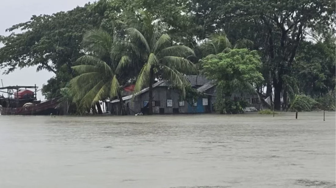 গভীর নিম্নচাপে প্লাবিত উপকূলের নিম্নাঞ্চল, ১৬ জেলায় জলোচ্ছ্বাস-প্রচণ্ড বৃষ্টির বার্তা
