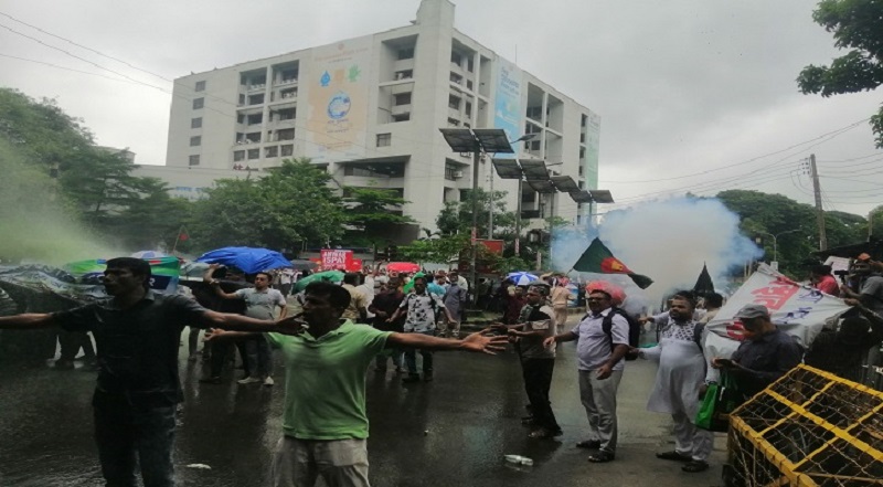 Sound grenades charged on dismissed BDR members at Kakrail