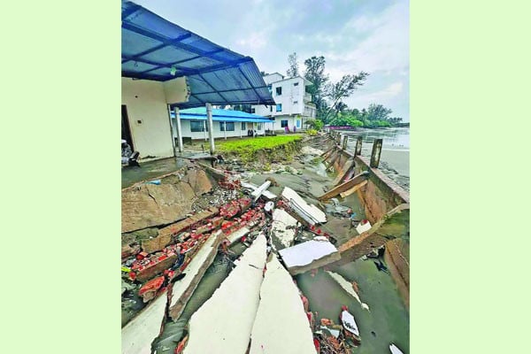 ঢেউয়ে লন্ডভন্ড সেন্ট মার্টিন