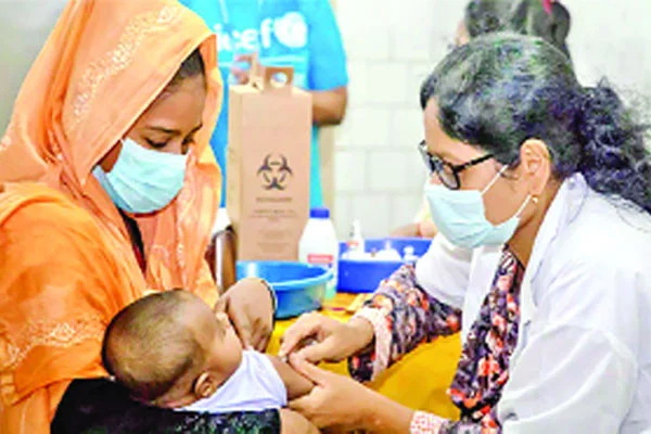 টিকা কর্মসূচিতে বড় ধাক্কা ♦ অর্থ বরাদ্দে দেরি হওয়ায় সময়মতো মিলছে না টিকা ♦ সঠিক ডোজ না পাওয়ায় ঝুঁকিতে কয়েক লাখ শিশু