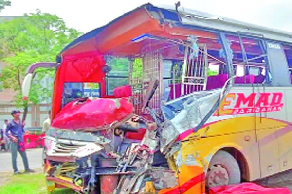 রাজপথ যেন মরণফাঁদ পদ্মা সেতুর মাওয়া প্রান্তে বাস, জিপ, কার ও অটোরিকশার সংঘর্ষ