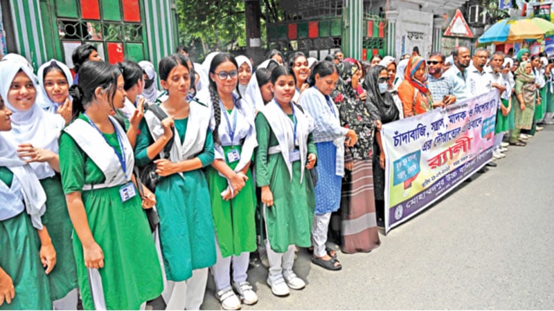 আইনশৃঙ্খলা ভয়ের ছায়ায় মোহাম্মদপুর প্রকাশ্যে চাপাতি হাতে মহড়া, পুলিশের ভূমিকা নিয়ে প্রশ্ন