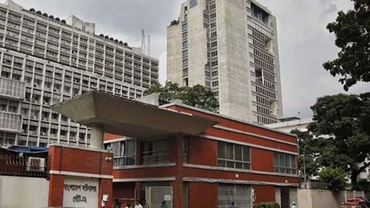 নিরাপত্তা জোরদারে ৭ নির্দেশনা সচিবালয়ে সভা-সমাবেশ নিষিদ্ধ দেশের প্রশাসনের প্রাণকেন্দ্র হিসেবে সচিবালয়ের অভ্যন্তরে প্রত্যেকটি ভবনের নিরাপত্তার বিষয়টি অত্যন্ত গুরুত্বপূর্ণ।