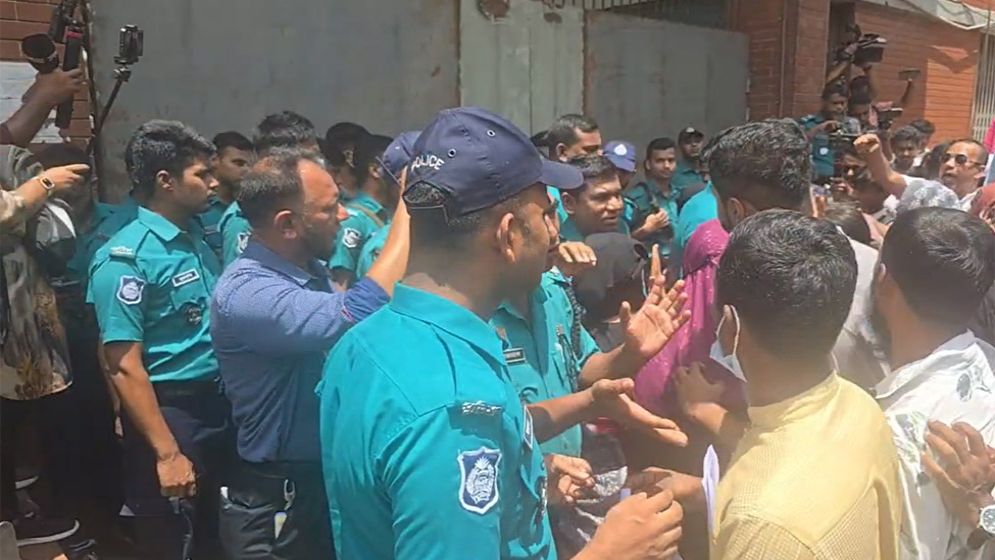 আইন উপদেষ্টার পদত্যাগ দাবিতে সচিবালয়ের সামনে শহীদ পরিবার-আহতরা