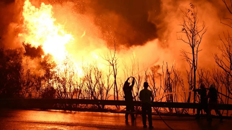 গ্রিসে একাধিক দাবানল, মোকাবিলায় হাজার হাজার দমকল কর্মী