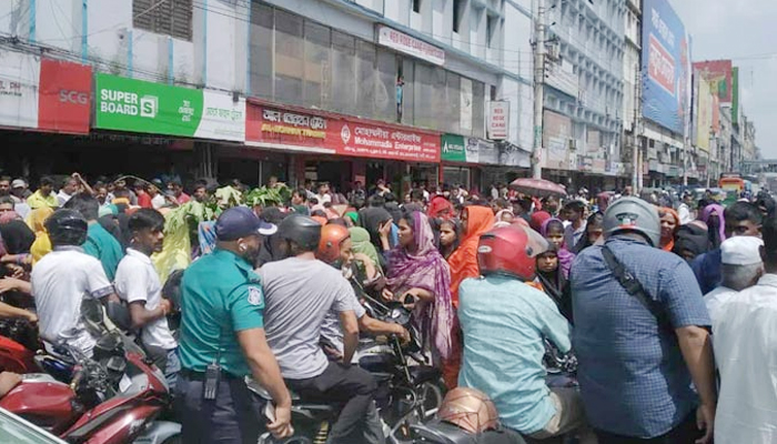 বনানীতে পোশাকশ্রমিকদের সড়ক অবরোধ, যানজটে ভোগান্তি