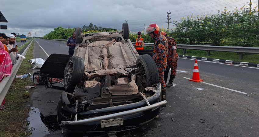 3 killed as private car overturns on expressway