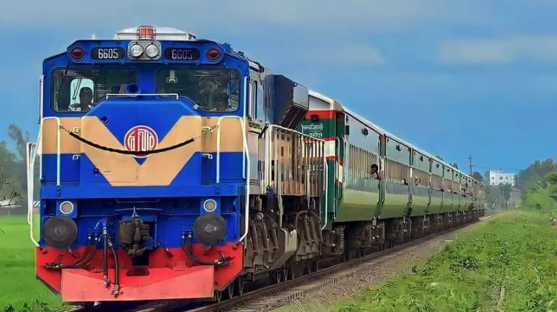 জয়পুরহাটে চলন্ত ট্রেনের ছাদ থেকে যুবককে ফেলে দিল ছিনতাইকারীরা