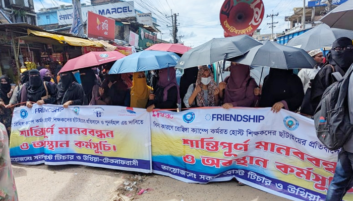 সড়ক অবরোধ করলেন চাকরি হারানো শিক্ষকরা, দীর্ঘ যানজটে ভোগান্তি