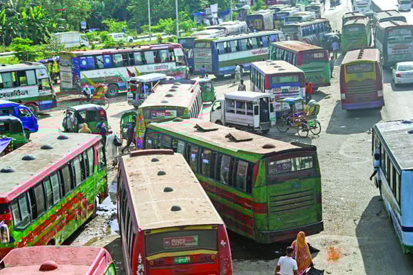 আঁকাবাঁকা বাসের জটলা ► প্রতিটি মোড়ই যেন বাসস্ট্যান্ড ► যাত্রীরাও দাঁড়িয়ে থাকেন ► তৈরি হচ্ছে যানজট ► নির্বিকার ট্রাফিক পুলিশ