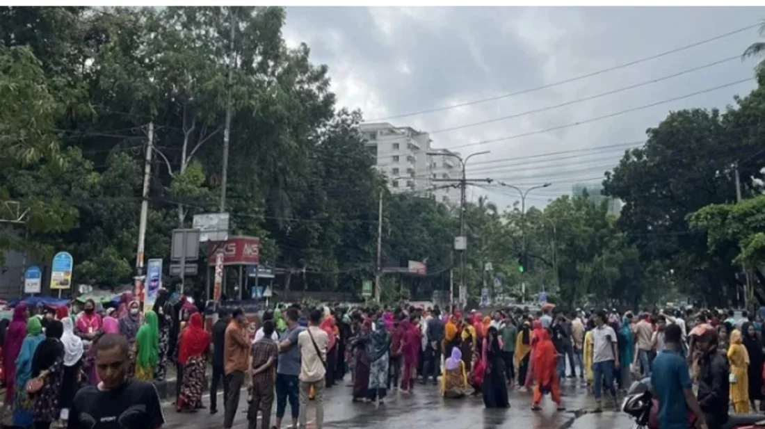 তেজগাঁওয়ে হঠাৎ গার্মেন্টস বন্ধ, রাস্তা বন্ধ করে শ্রমিকদের বিক্ষোভ