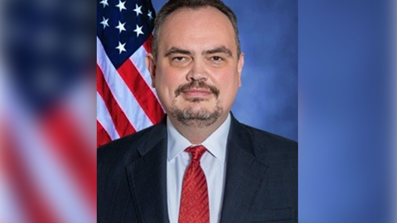 বাংলাদেশে নতুন মার্কিন রাষ্ট্রদূত হিসেবে মনোনীত ব্রেন্ট ক্রিস্টেনসেন ব্রেন্ট ক্রিস্টেনসেন ২০১৯ থেকে ২০২১ সাল পর্যন্ত ঢাকায় মার্কিন দূতাবাসে রাজনৈতিক ও অর্থনৈতিক বিষয়ক কাউন্সেলর হিসেবে দায়িত্ব পালন করেছেন।