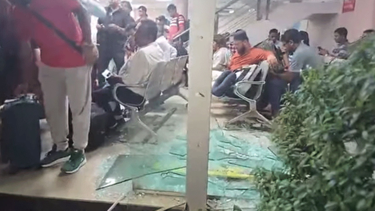 মালিবাগে সোহাগ পরিবহনের কাউন্টারে হামলা মালিবাগ রেলগেট-সংলগ্ন সোহাগ পরিবহনের কাউন্টার ও তার পাশেই পরিবহনটির মালিকের বাসায় হামলা চালিয়েছে দুর্বৃত্তরা।