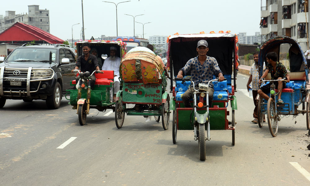 ব্যাটারি রিকশার দখলে ঢাকা ১০ লাখের জন্য ৫০০০ চার্জিং স্টেশন, বেশির ভাগেই অবৈধ বিদ্যুৎ সংযোগ ভিআইপি সড়কেও ব্যাটারি রিকশা, বাধা দিলেই পুলিশের ওপর হামলা