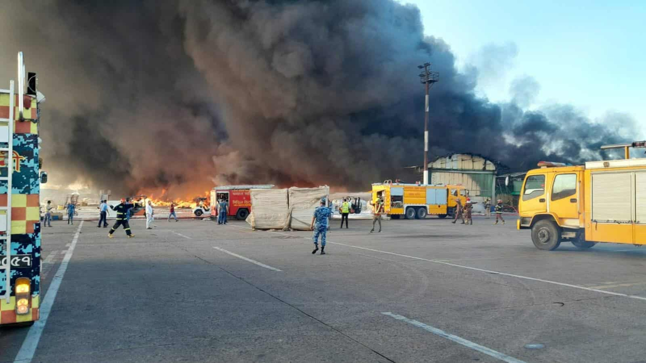 শাহজালাল বিমানবন্দরের কার্গো ভিলেজে অগ্নিকাণ্ড: ফায়ার সার্ভিসের তদন্ত কমিটি গঠন