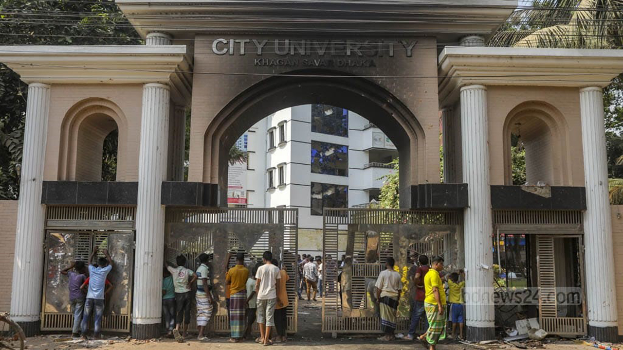 সিটি ইউনিভার্সিটিতে ভাঙচুর ও অগ্নিসংযোগ: একাডেমিক কার্যক্রম বন্ধ