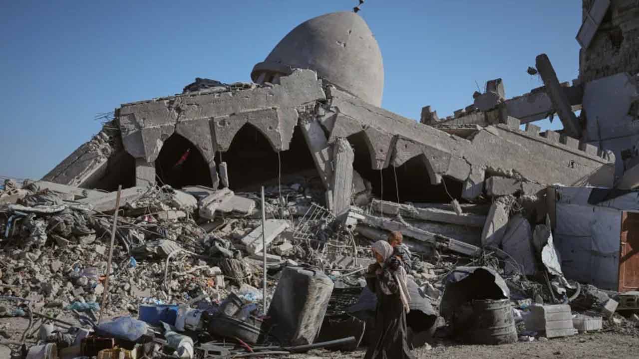 ইসরায়েলি অবরোধে গাজার পুনর্গঠনকাজ স্থবির, বিস্ফোরিত না হওয়া বোমার কারণে বিপদে জীবন