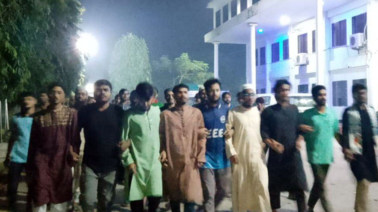 জাবিপ্রবি শিক্ষার্থীদের বিক্ষোভ ও মানববন্ধন: ইসকন নিষিদ্ধের দাবি